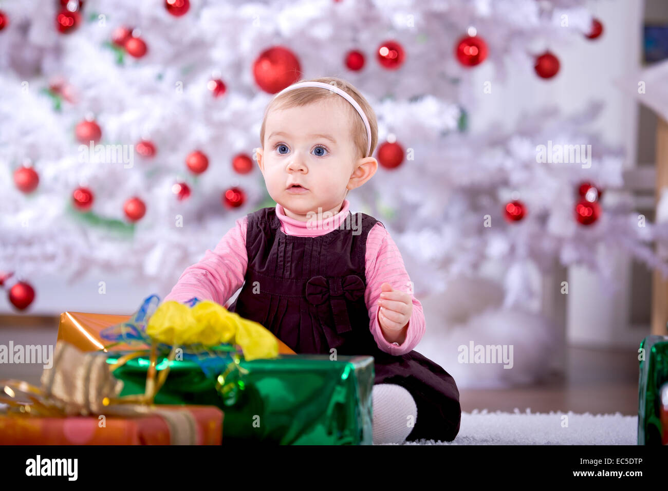 Une petite fille obtenir le cadeau de Noël Banque D'Images