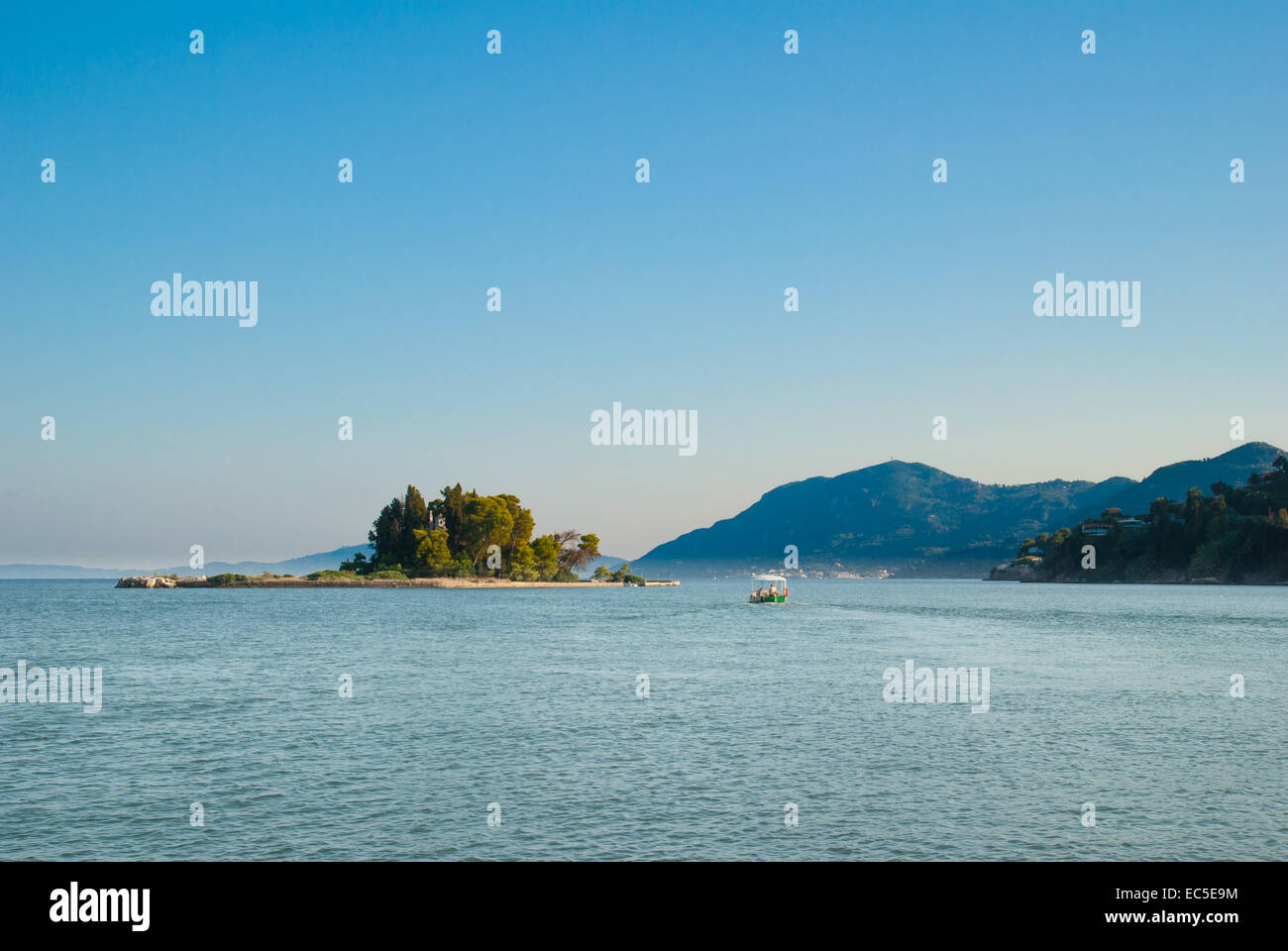 L'île de la souris et le monastère de Vlachernes. L'île de Corfou, Grèce Banque D'Images