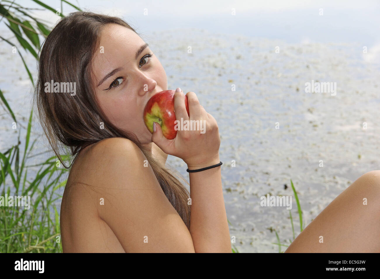 Young woman biting dans Apple Banque D'Images