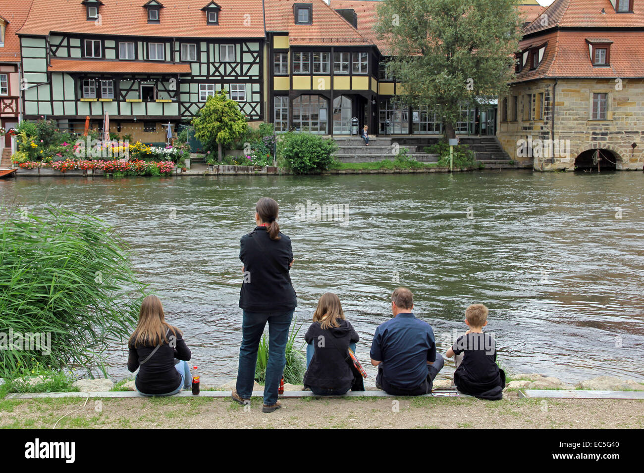 Les gens sur la rive du fleuve dans la région de Bamberg, Bavière, Allemagne Banque D'Images