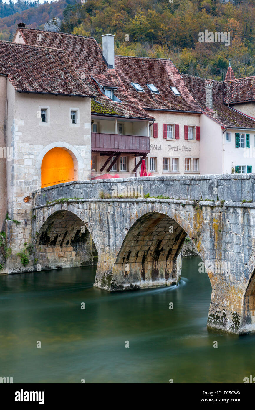 Pont sur la rivière Doubs, Saint-Ursanne, Canton du Jura, Suisse, Europe. Banque D'Images