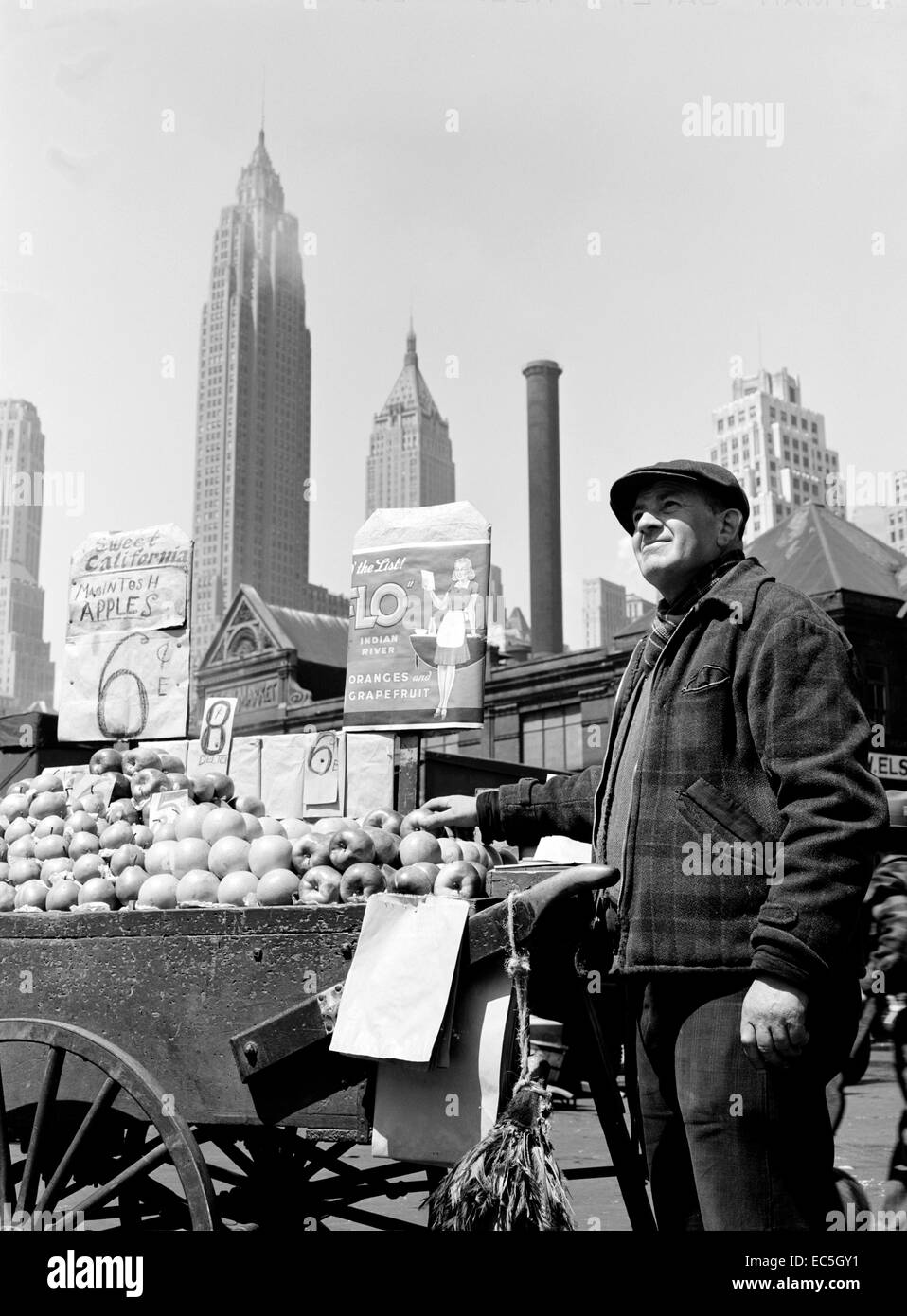 Pousser fruits panier vendeur au Fulton Fish Market - New York, New York. Circa 1943. Photographie par Gordon Parks/FSA Banque D'Images