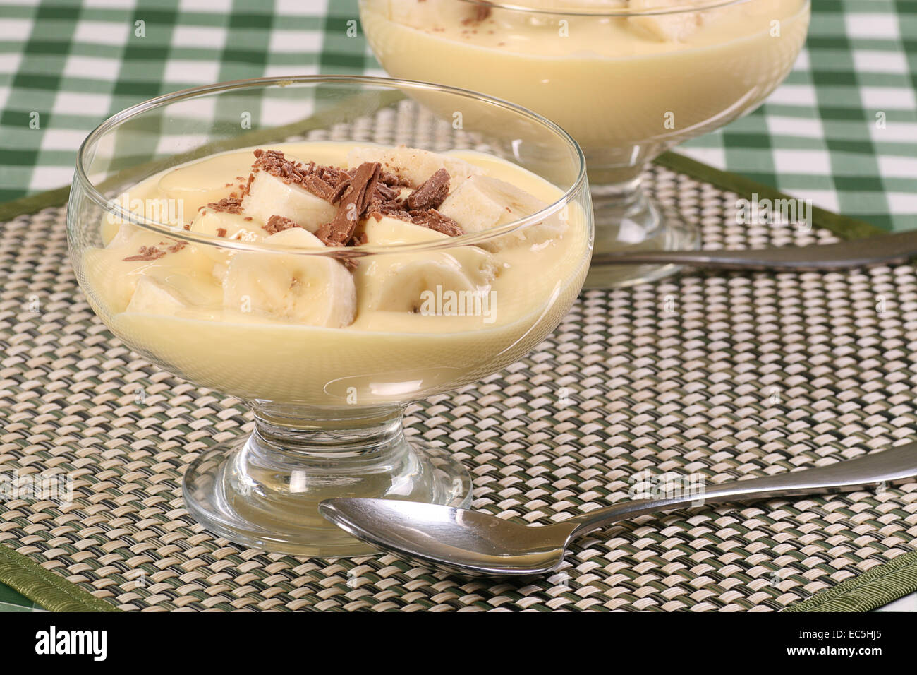 Tranches de banane avec la crème à la vanille garnie de chocolat en flocons Banque D'Images