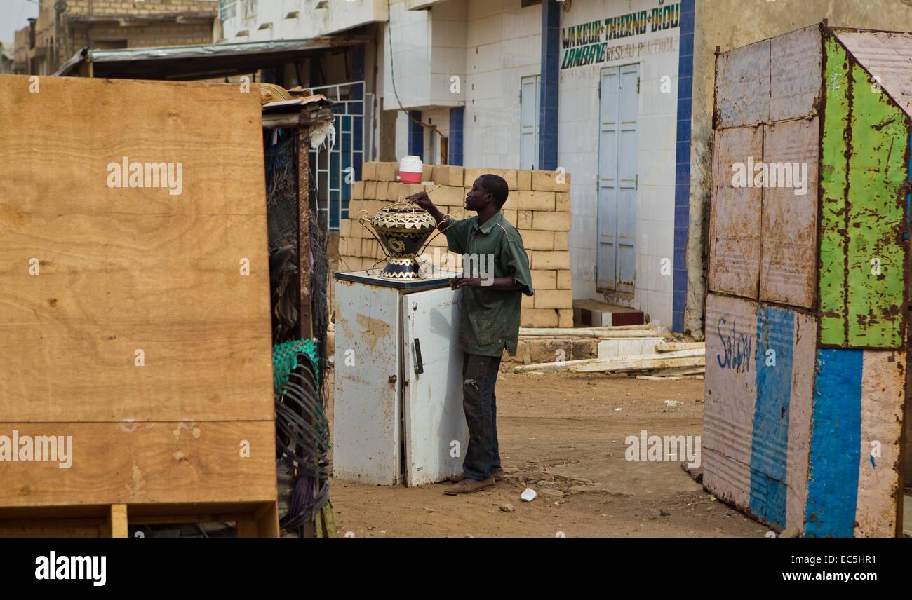 Touba, Sénégal. Nov 9, 2014. Un pot de peinture d'un travailleur à un marché à Touba, la ville sainte du Sénégal, Novembre 9, 2014. Le festival célébrera sénégalais de Grand Magal jeudi, un pèlerinage annuel qui est estimée pour attirer plus de 2 millions de fidèles Mouride dans l'Afrique de l'Ouest et dans le monde. © Li Jing/Xinhua/Alamy Live News Banque D'Images