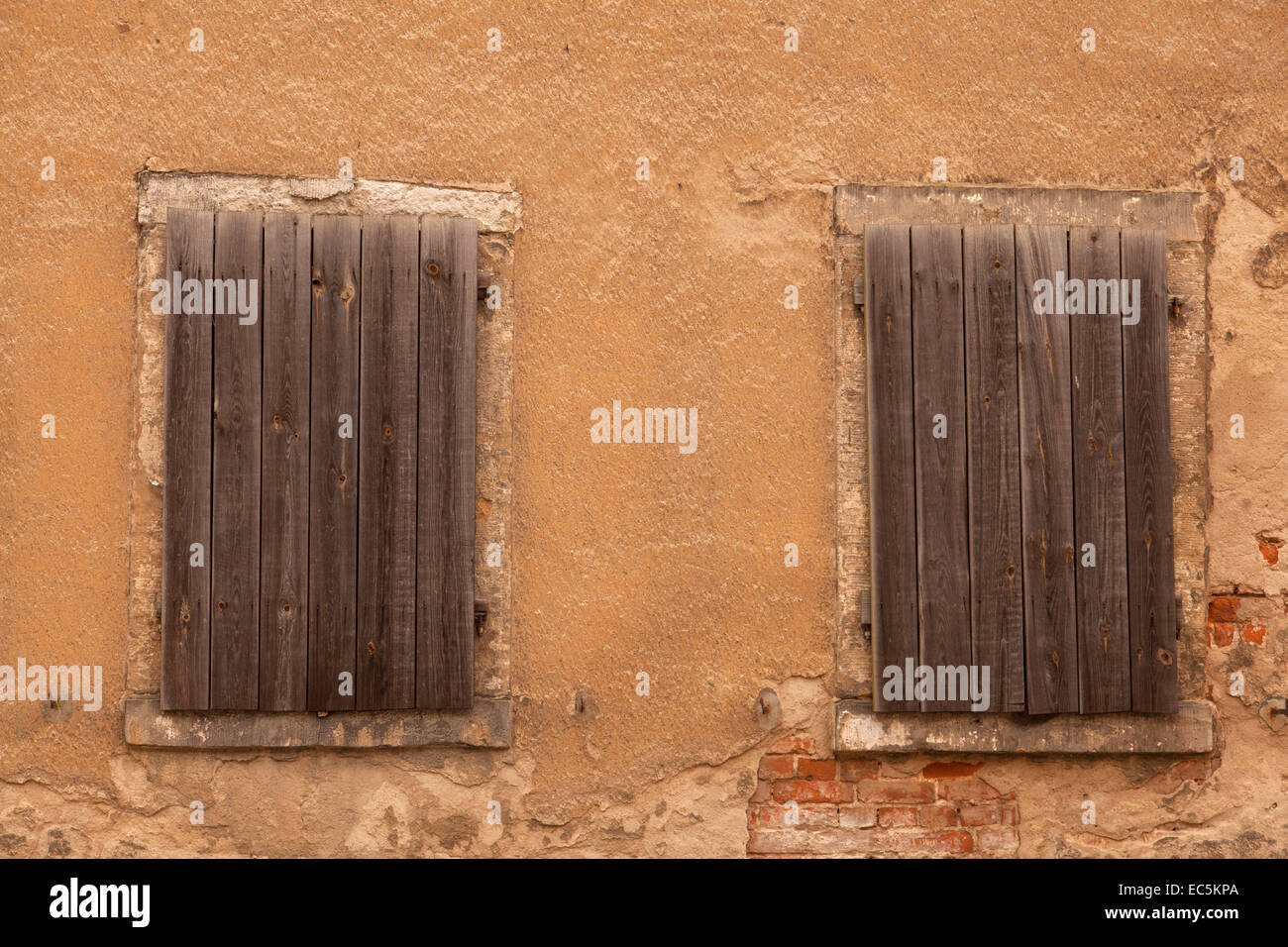 Un mur en ruine Banque de photographies et d’images à haute résolution ...