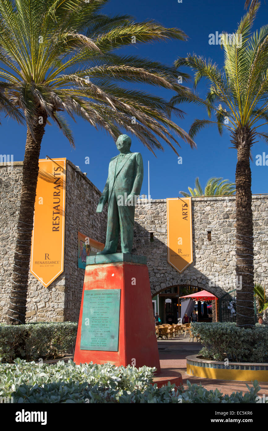 Statue d'Efrain Jonckheer - fondateur du parti démocrate, avec l'entrée de Fort Rif au-delà, Willemstad, Curaçao, Antilles Banque D'Images