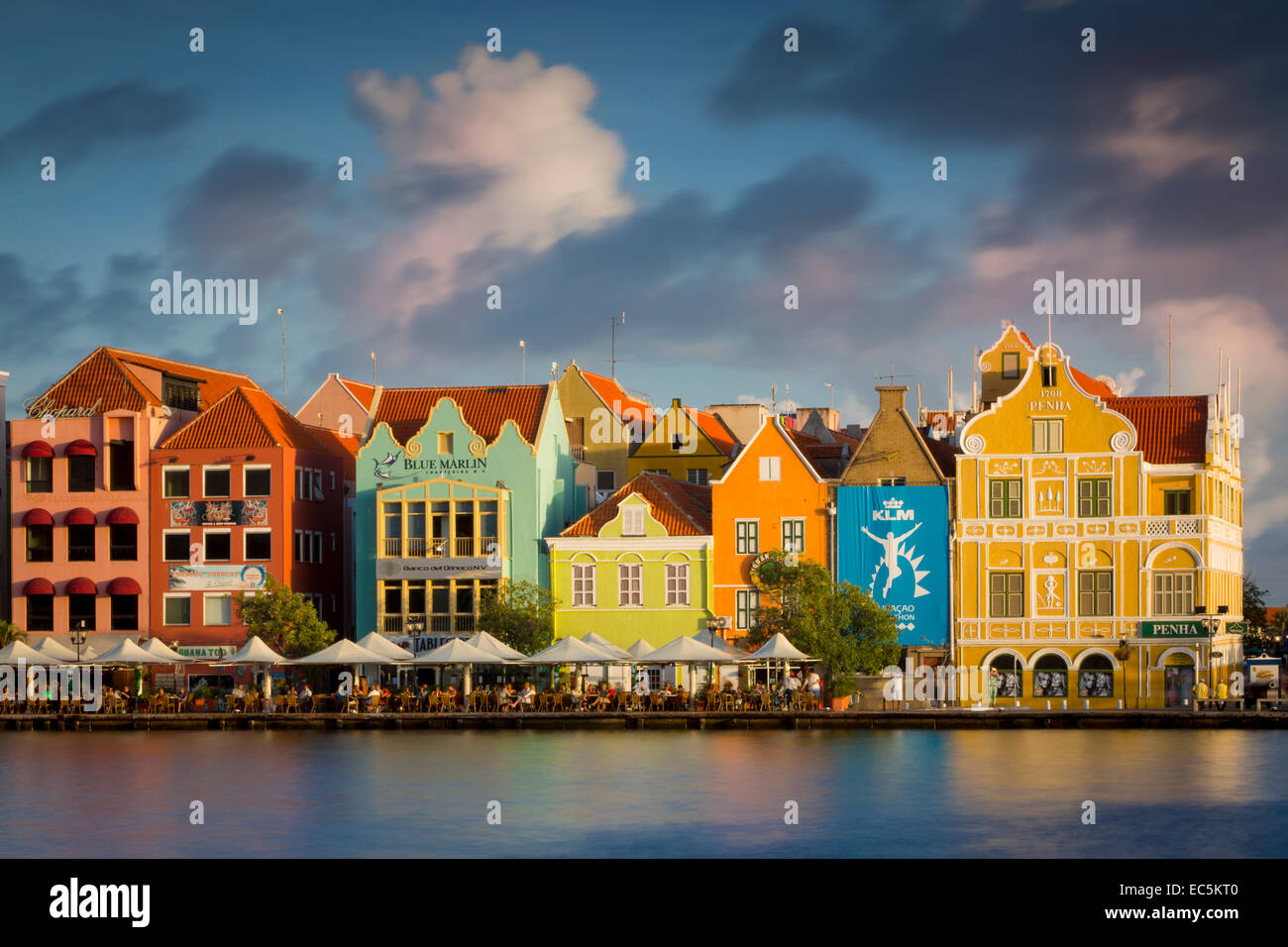 Les lignes de l'architecture néerlandaise coloré le quai à Willemstad, Curaçao, Antilles Banque D'Images