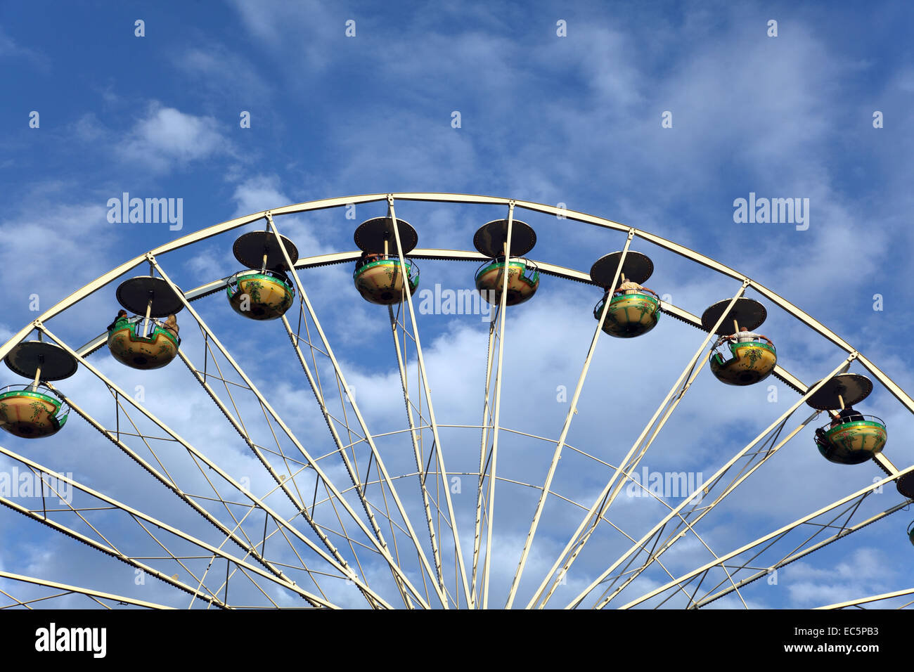 Grande Roue et nuages Banque D'Images