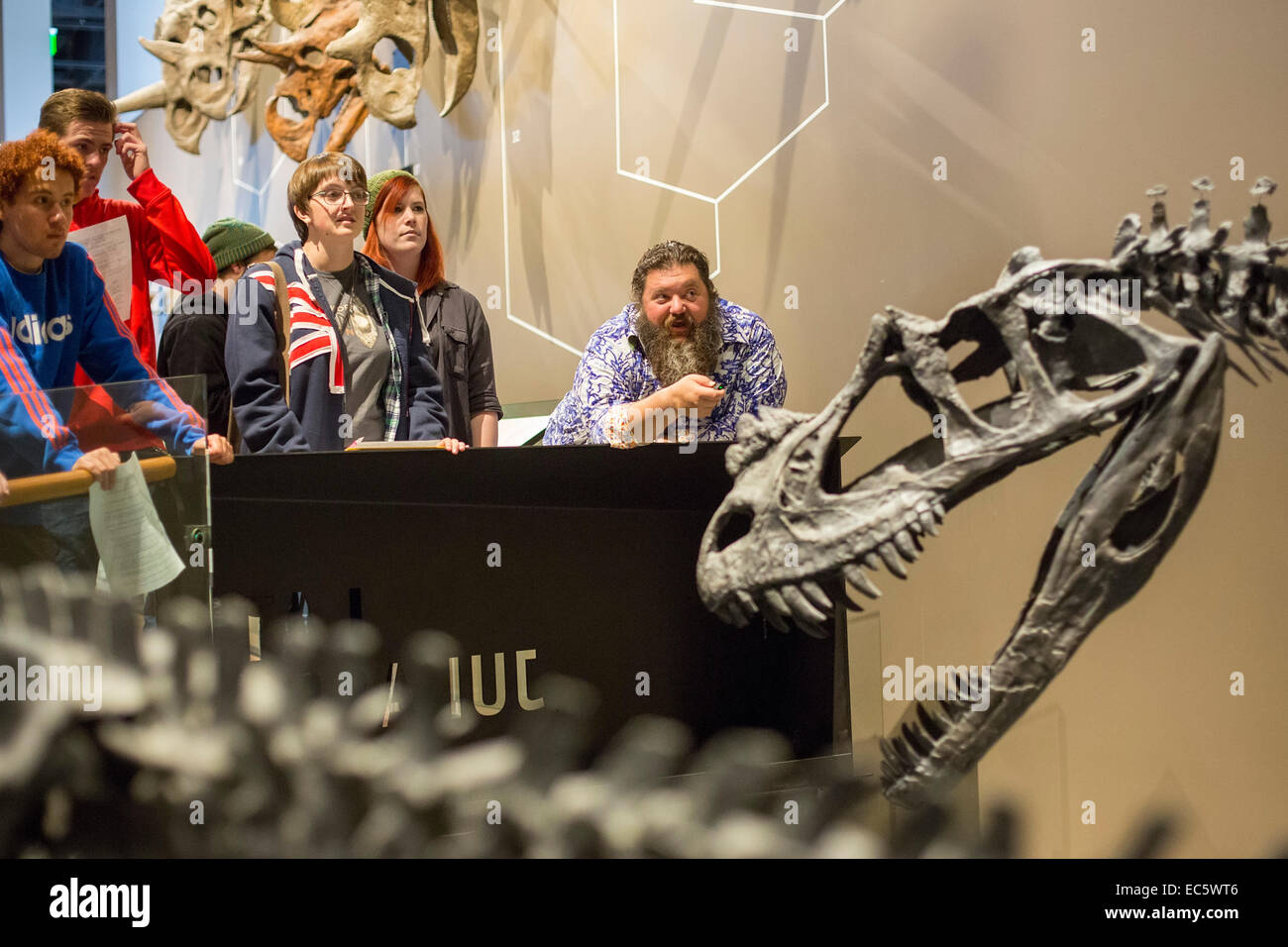 Salt Lake City, Utah - guide parle aux visiteurs au Musée d'histoire naturelle de l'Utah. Banque D'Images