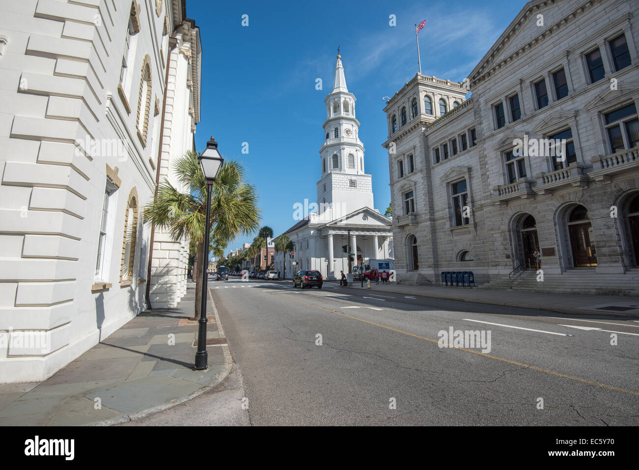 Rue Large avec St Michaels church in Charleston, SC. Banque D'Images