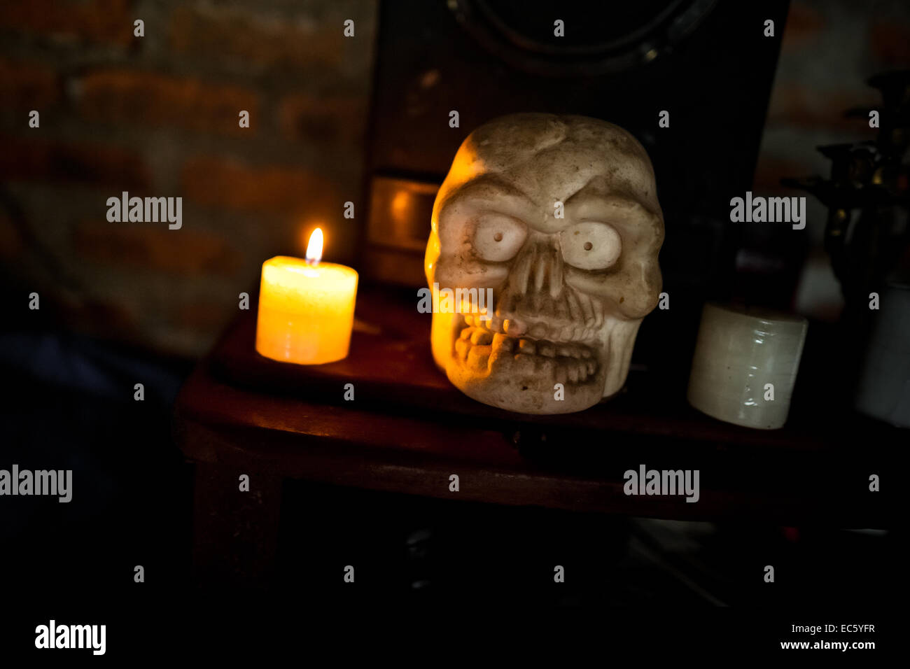 Une sculpture crâne est visible sur l'autel dans un shaman's house à Cali, Colombie, le 17 avril 2013. Banque D'Images