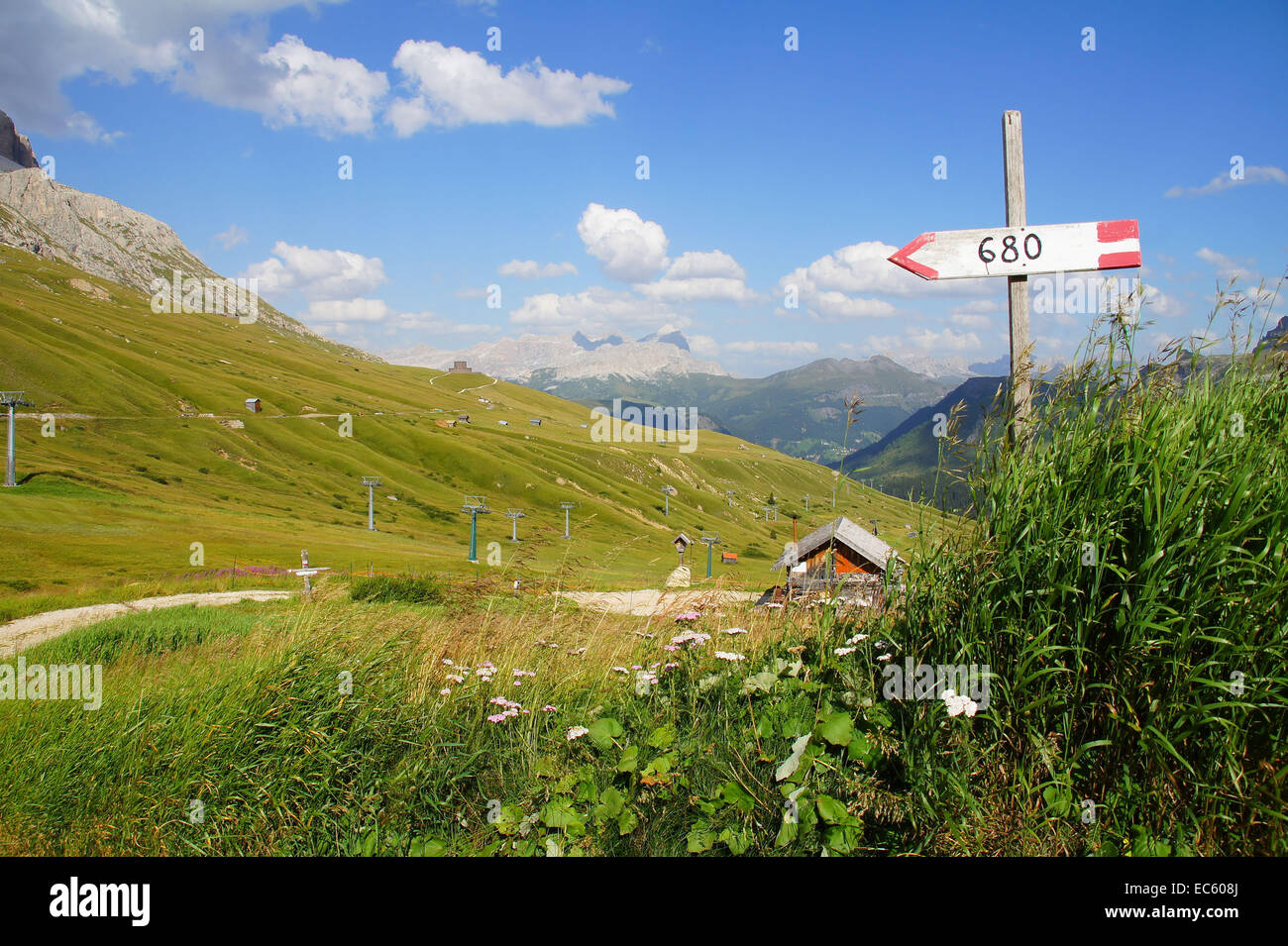 Panneau routier à la Pordoi pass dans les Dolomites Banque D'Images