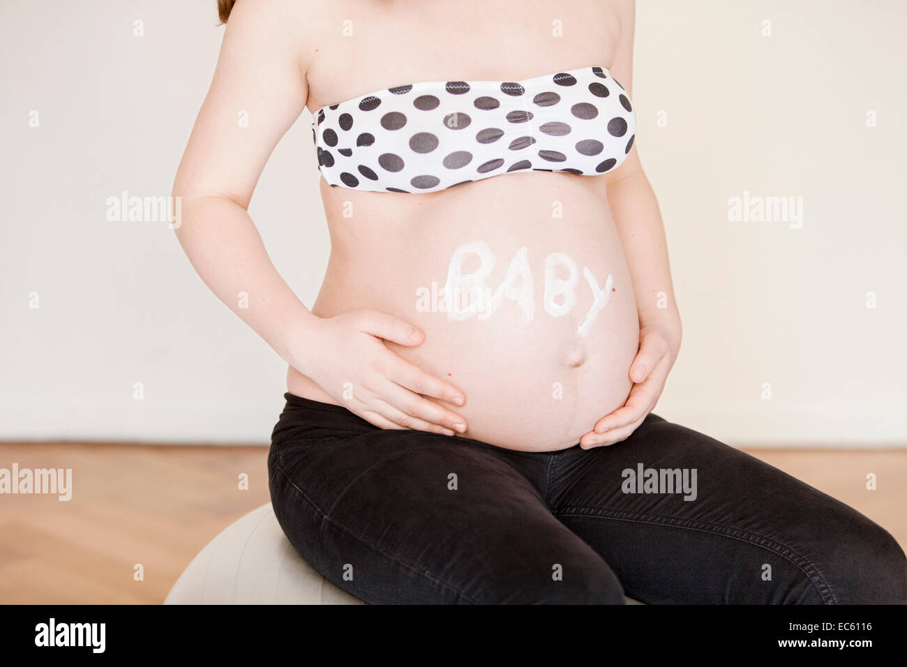 Femme Enceinte Assise Sur Une Boule D Exercice Et En Tenant Son Bebe Ventre Grossesse Future Maman Bosse Feminin Cadeau Surprise Photo Stock Alamy Femme Enceinte Assise Sur Une Boule D Exercice Et En Tenant Son Bebe Ventre Grossesse Future Maman Bosse Feminin Cadeau Surprise Photo Stock Alamy