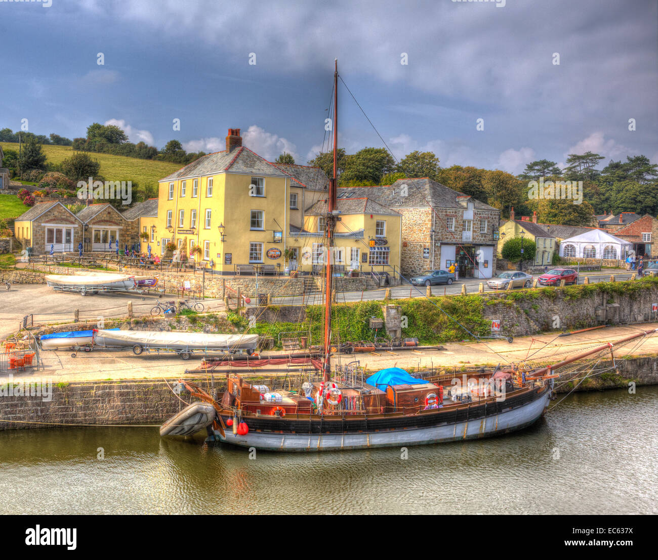 Tall Ship port de Charlestown près de St Austell Cornwall England UK en été avec ciel bleu et la mer Banque D'Images