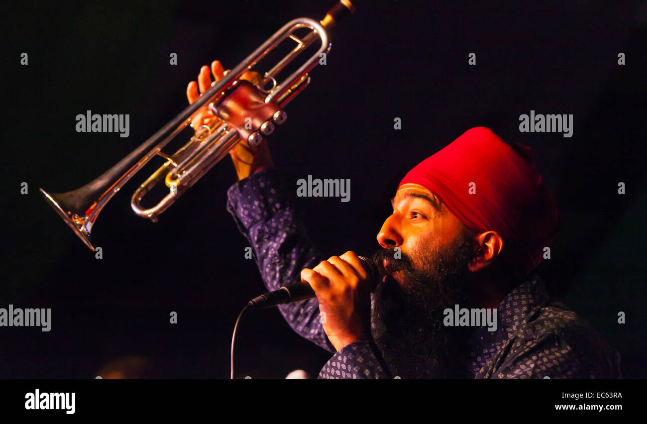 SONNY SINGH chante pour RED BARAAT en Dizzys Den au festival de jazz de Monterey Banque D'Images