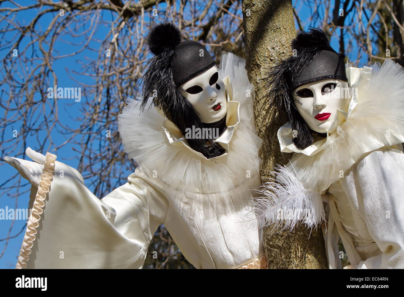 Pierrot noir et blanc couple at the 2014 carnaval vénitien d'Annecy, France Banque D'Images