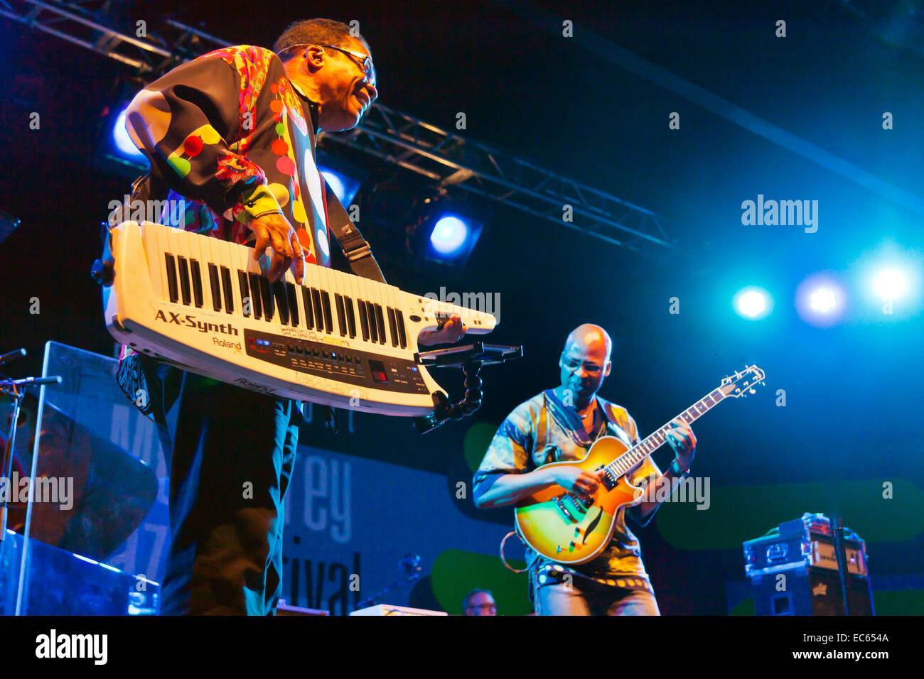 LIONEL LOUEKE, guitariste de Herbie Hancock sur la scène principale du festival de jazz de Monterey Banque D'Images