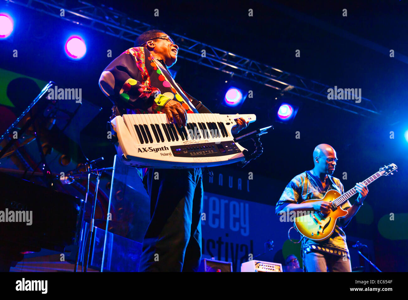LIONEL LOUEKE, guitariste de Herbie Hancock sur la scène principale du festival de jazz de Monterey Banque D'Images
