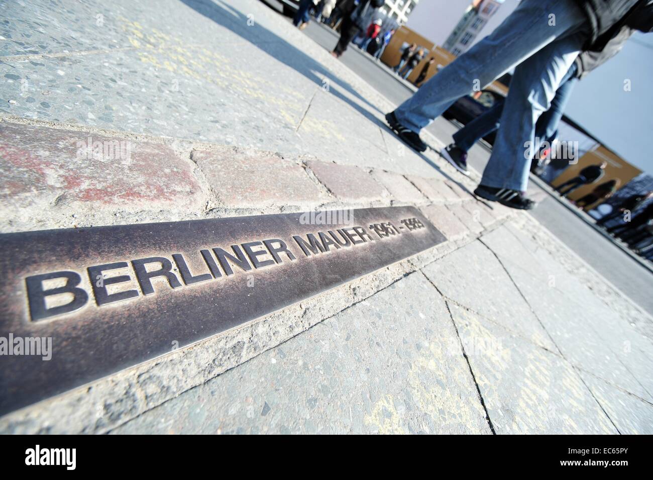 Les gens marchent sur l'ancien mur de Berlin. Le mur a été construit en 1961 et divisé en capital allemagnes jusqu'en 1989. Banque D'Images