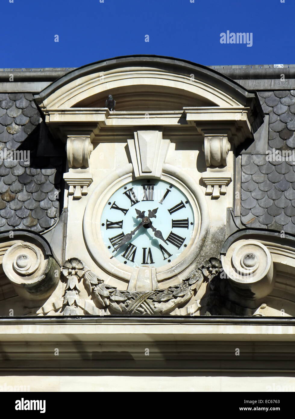 Close up d'un ancien bâtiment de l'horloge sur toit par belle journée Banque D'Images