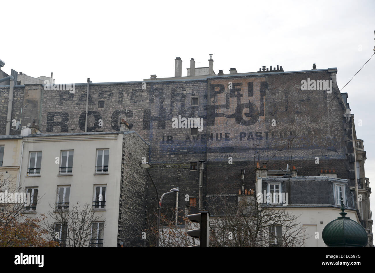 Ancien peint pour éviter Rochefort sur un bâtiment en brique à Paris Banque D'Images Ancien peint pour éviter Rochefort sur un bâtiment en brique à Paris Banque D'Images