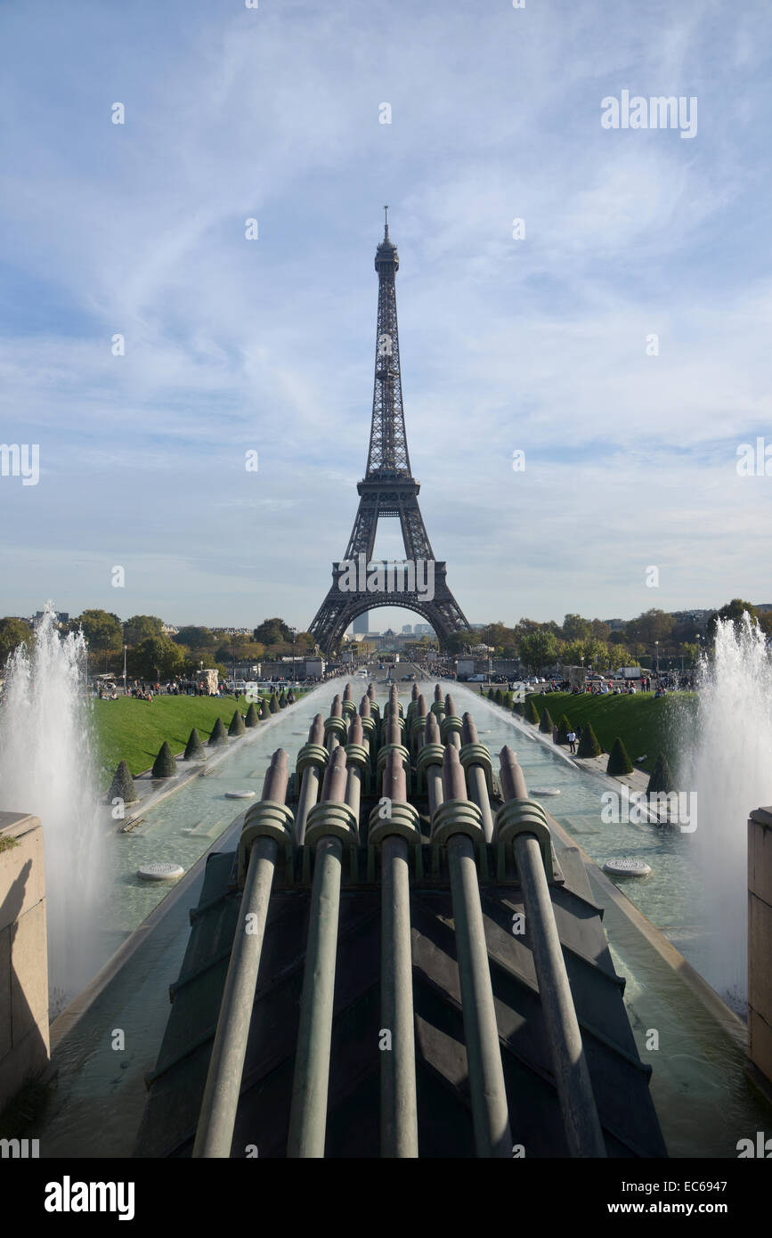 Tour Eiffel vu de l'eau jardins de l'art déco Palais du Trocadéro à Paris Banque D'Images