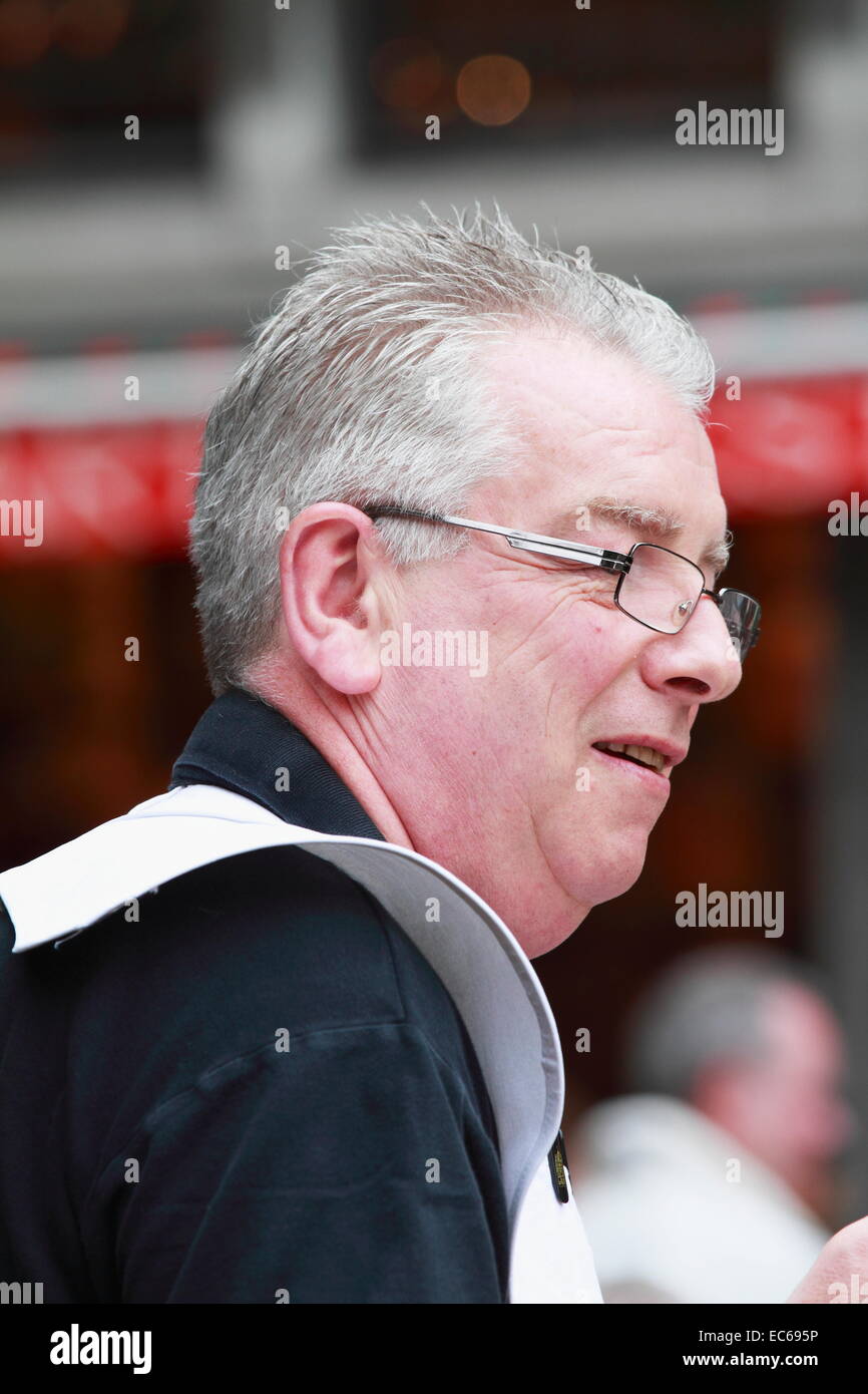 60 ans senior man close up (vue du côté du visage) serveur dans un restaurant Café de Grand Plaza (Grote Markt) à Bruxelles, Belgique Banque D'Images