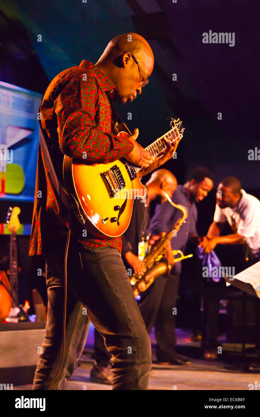 LIONEL LOUEKE préformes avec un hommage band pour Blue Note Records 75E ANNIVERSAIRE au FESTIVAL DE JAZZ DE MONTEREY 2014 Banque D'Images LIONEL LOUEKE préformes avec un hommage band pour Blue Note Records 75E ANNIVERSAIRE au FESTIVAL DE JAZZ DE MONTEREY 2014 Banque D'Images