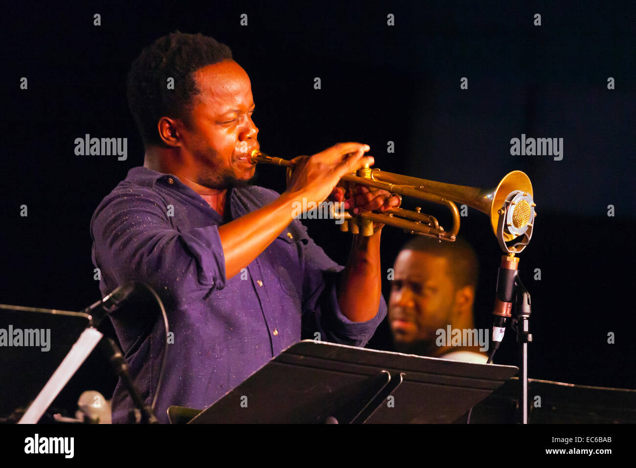 AMBROSE AKINMUSIRE joue la trompette avec un hommage band pour Blue Note  Records 75E ANNIVERSAIRE au FESTIVAL DE JAZZ DE MONTEREY 2014 Photo Stock -  Alamy