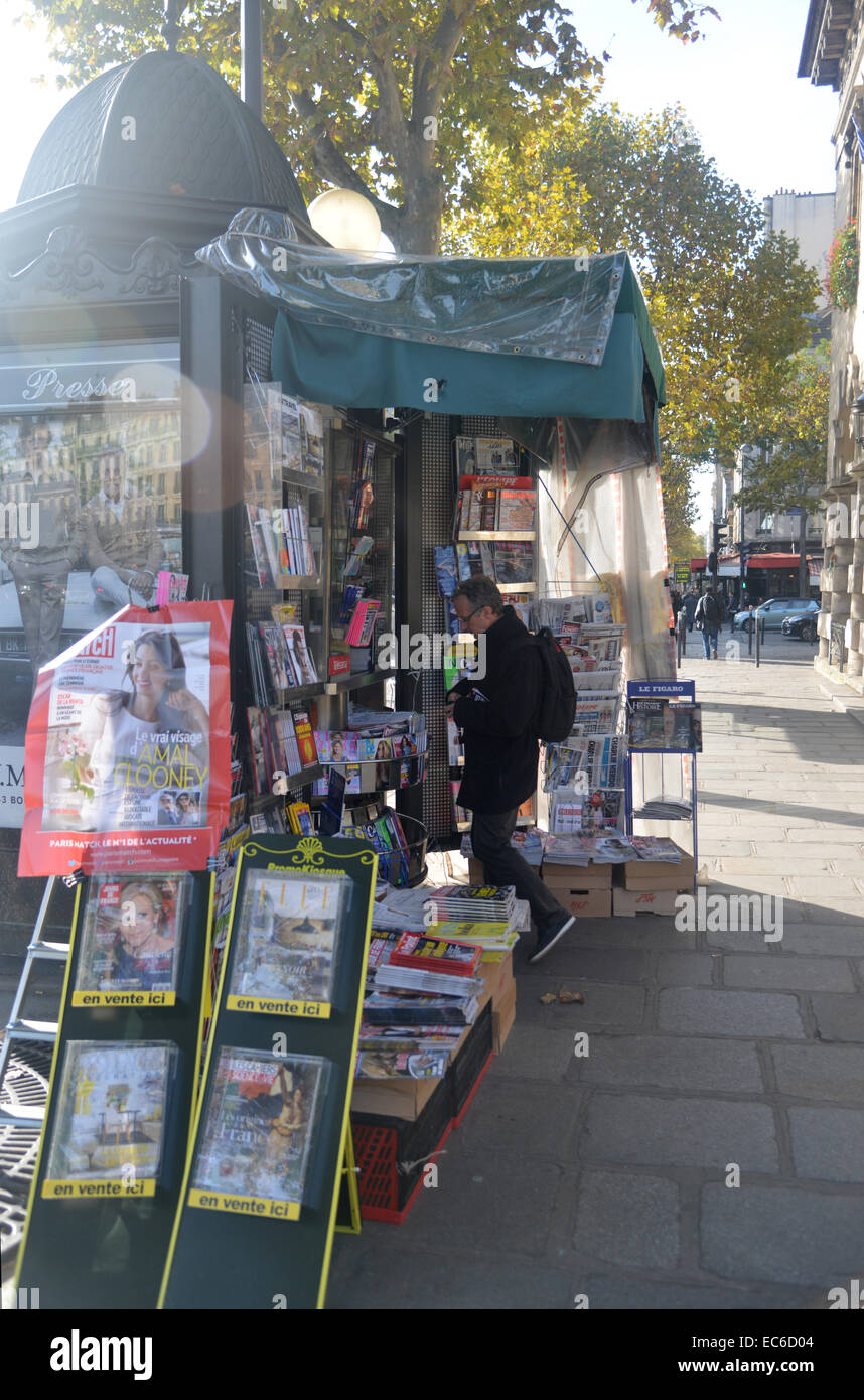 Rue de Paris news stand Banque D'Images