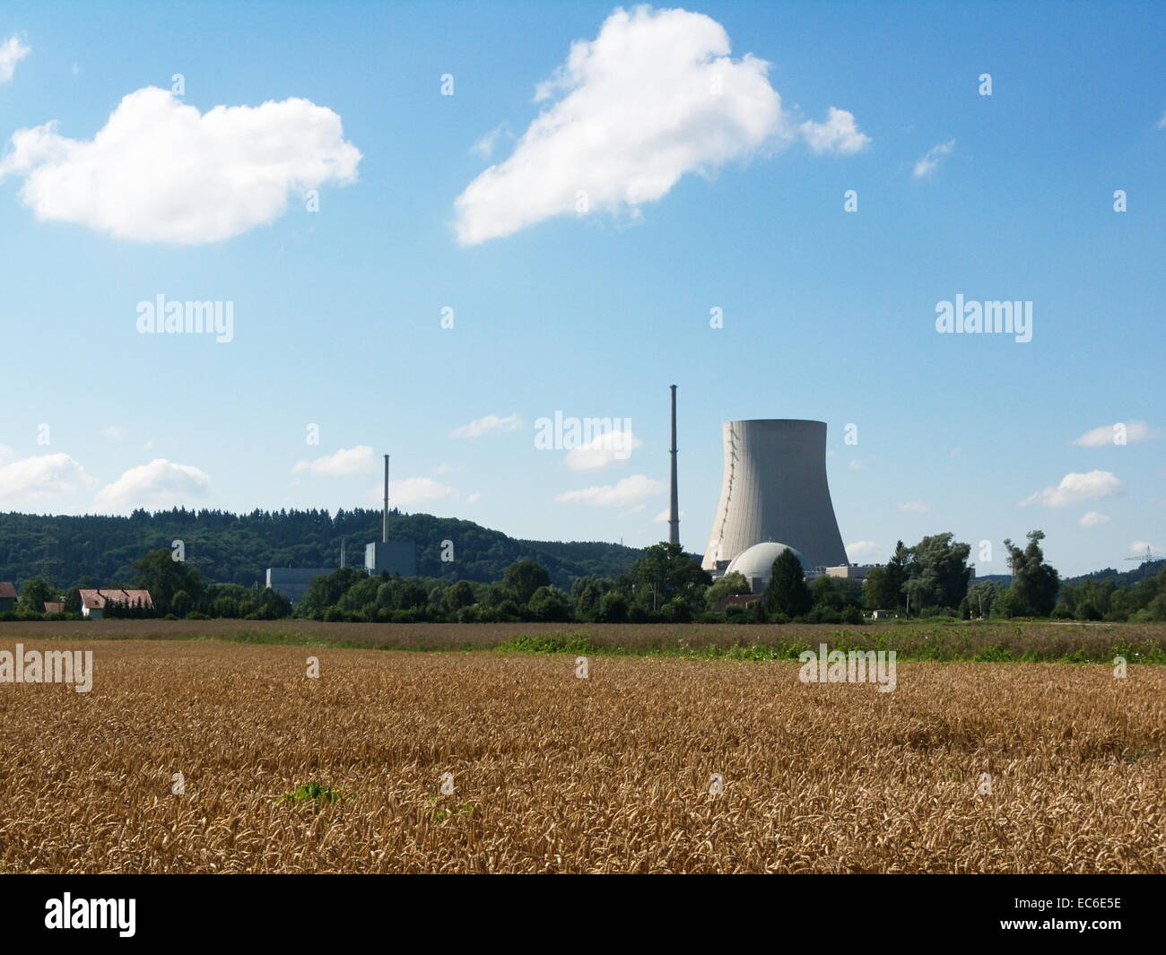 Centrale nucléaire Isar 1 et 2 dans l'Isar Ohu, Essenbach, Bavière, Allemagne Banque D'Images