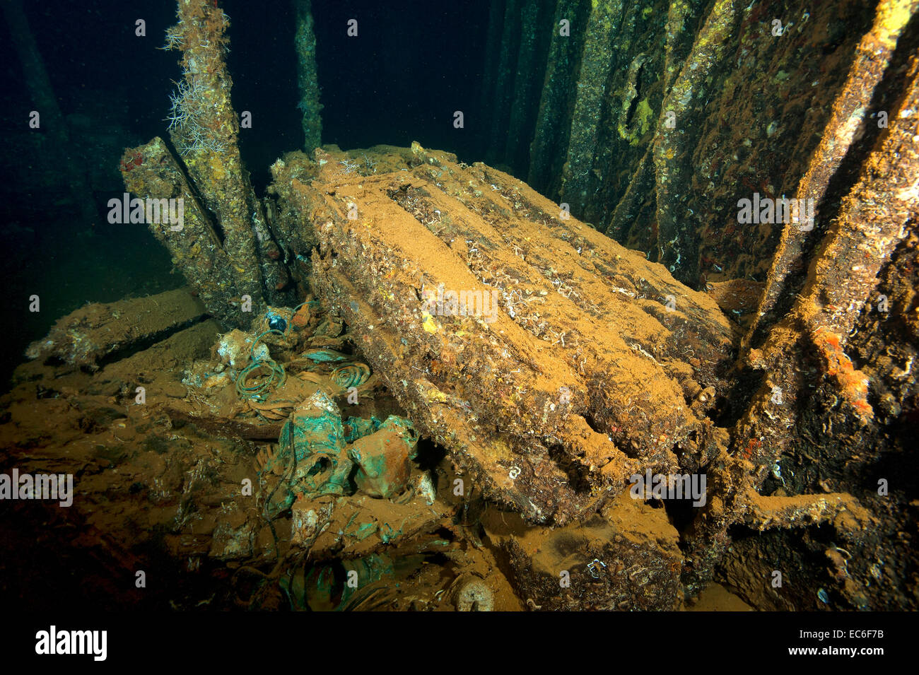 L'intérieur des bombes est titulaire de l'épave Umbria coulé sur Wingate reef dans la mer Rouge au large de la côte du Soudan Banque D'Images