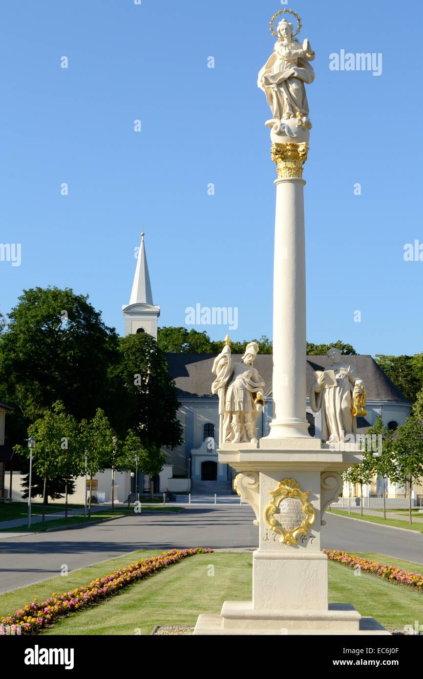 La colonne mariale sur la place principale d'une ville Banque D'Images