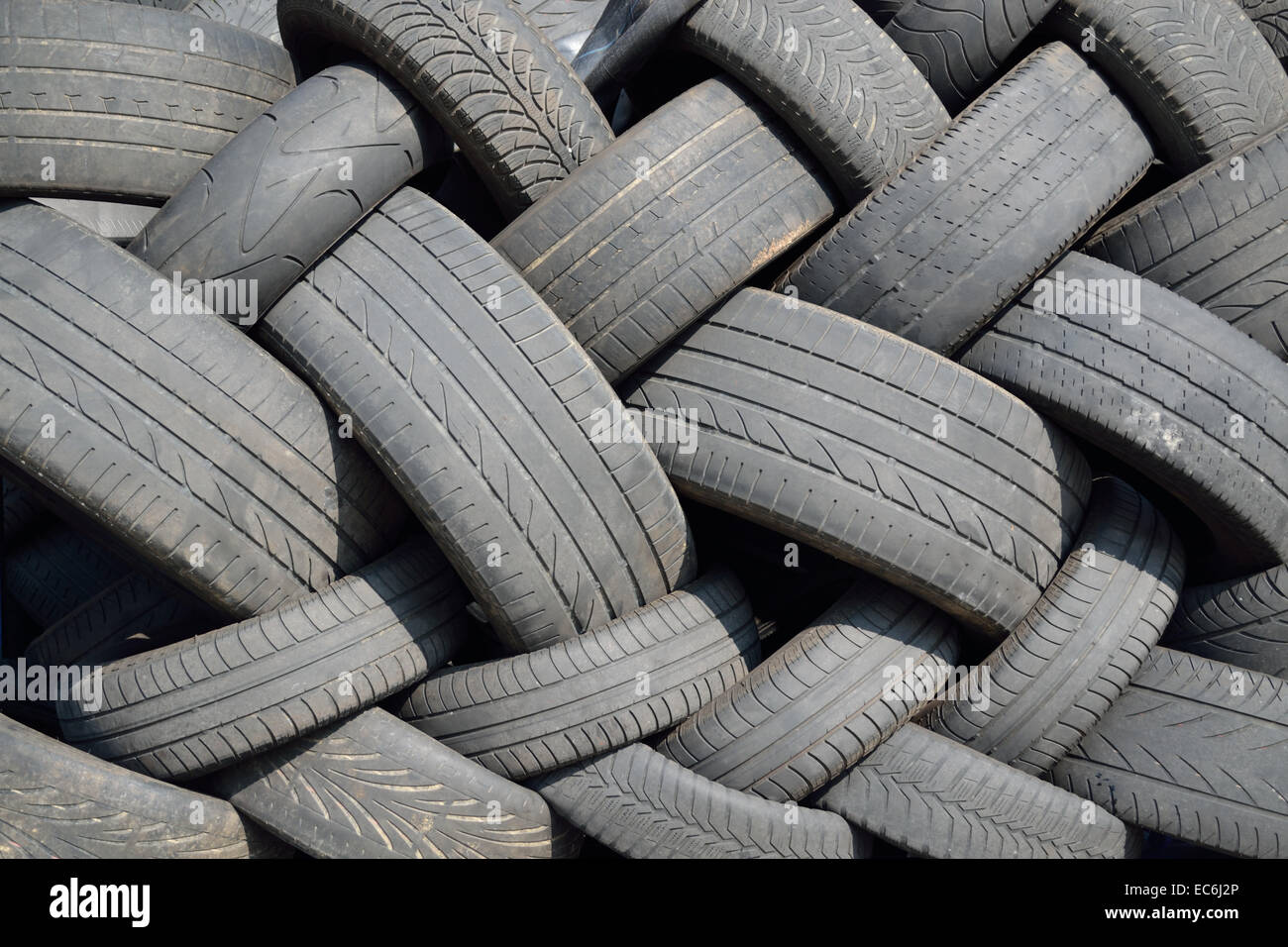 Les pneus usagés en stock Banque D'Images