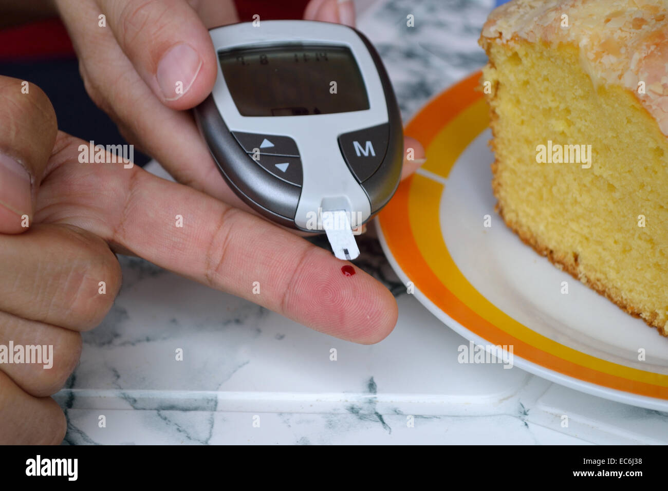 Les niveaux de glucose de sang sont mesurés Banque D'Images