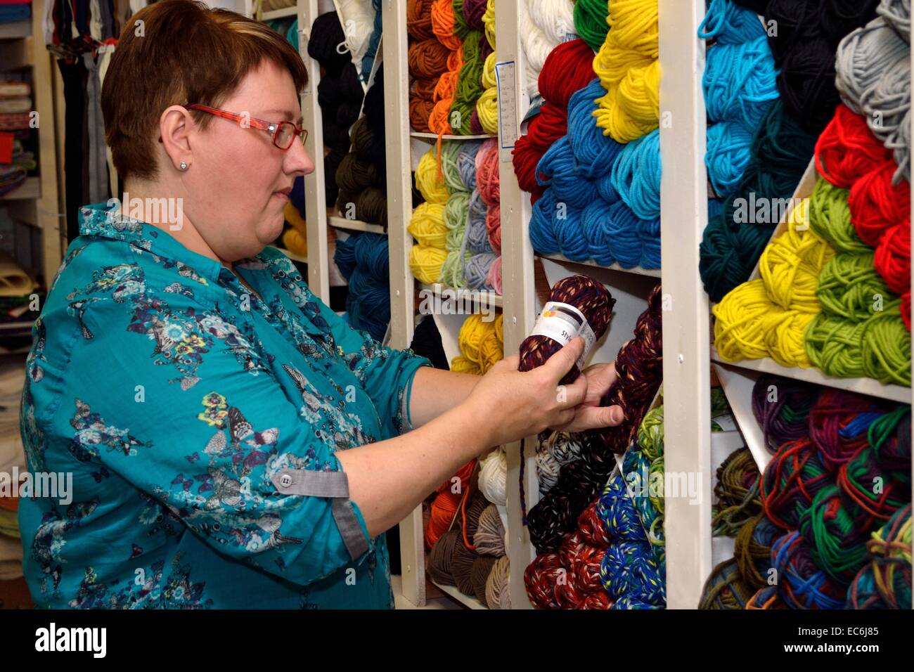 Vendeur textile trié une balle de laine Banque D'Images