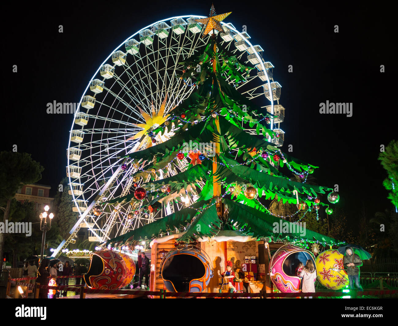 Vue nocturne de l'arbre de Noël et ferries wheel à Nice Place Masséna. Banque D'Images