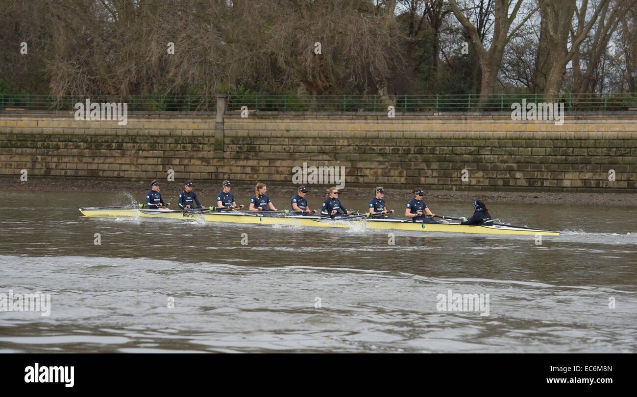 Tamise, Londres, Royaume-Uni. 9 Décembre, 2014. Putney (start) et de Rome 2. Course d'Oxford. La vraie vie, jaune (Hull) Bow Maxie Scheske, Lucinda 2 Foote-Short, Davidson, Katie 3 Géorgie 4 5 Daniell, Nadine Gradel Société Zbinden Mobile-Kuechen.ch, 6 Emily Reynolds, Maddy 7 Badcott, AVC Lauren Kédar, Cox Ayesha Rasheed, fantaisie, blanc (Hull) Bow Caroline Greves, Anastasia 2 Chitty, Abigail 3 Cottingham, Elo 4 Luik, 5 Alice Ca Crédit : Duncan Grove/Alamy Live News Banque D'Images