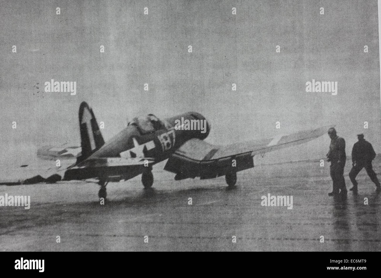 Cette image de la collection Stan Abele présente le chance Vought F4U Corsair, un avion de chasse naval emblématique utilisé pendant la IIe Guerre mondiale. Elle met en évidence les caractéristiques clés de l'avion, telles que le moteur Pratt & Whitney R-2800 double Wasp et son rôle avec la Task Force 58 lors des opérations navales dans le Pacifique. Banque D'Images