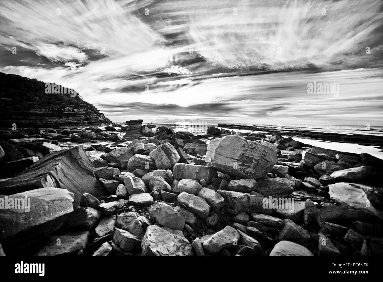 Vue sur la côte rocheuse avec des nuages. Le noir et blanc Banque D'Images