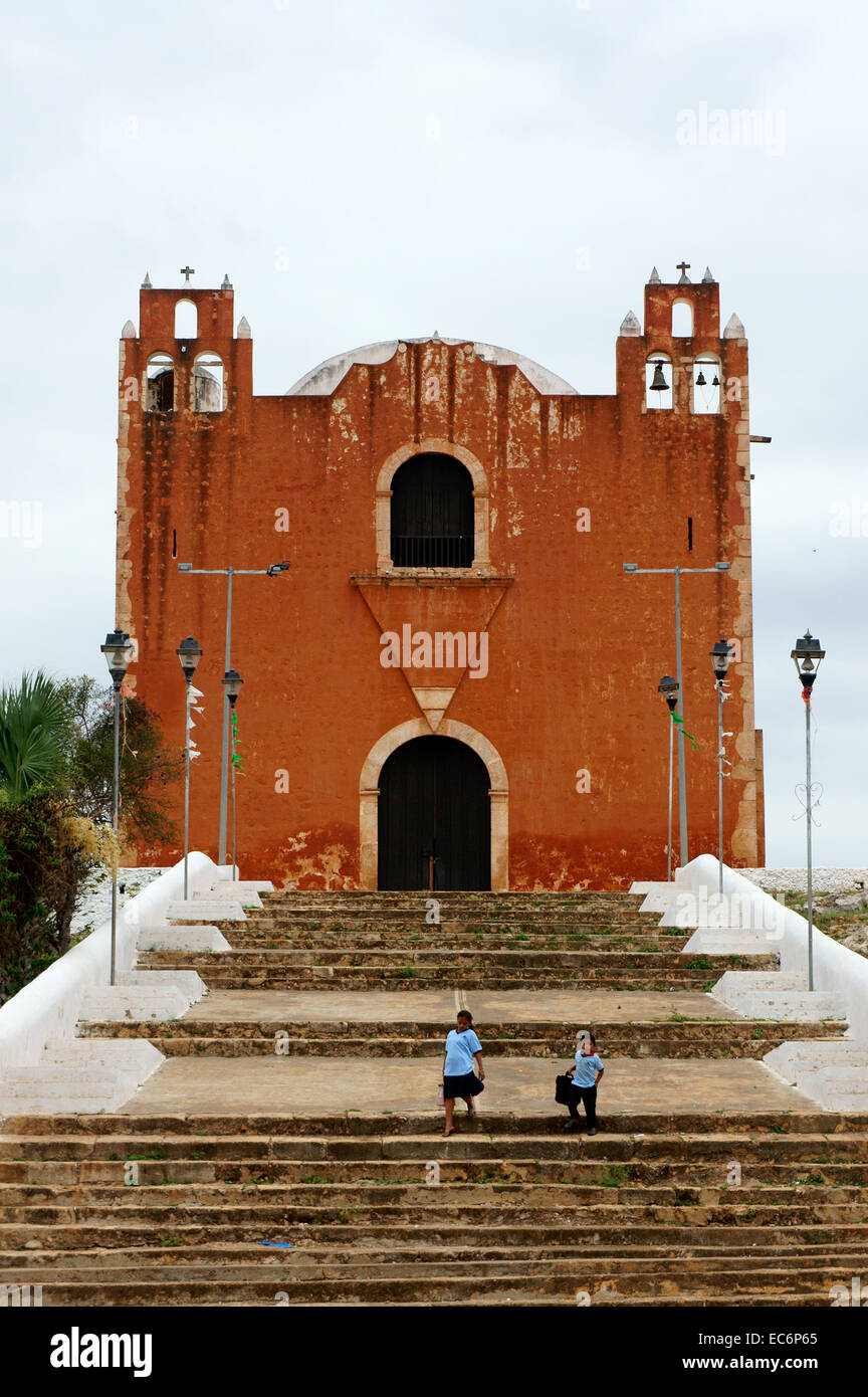 Deux enfants de l'école mexicaine en face de l'église coloniale espagnole de Santa Elena, Yucatan, Mexique Banque D'Images