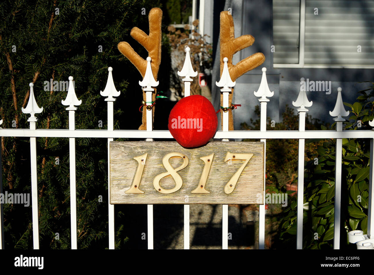 Porte de jardin en fer décoré de bois de renne et de nez rouge Banque D'Images