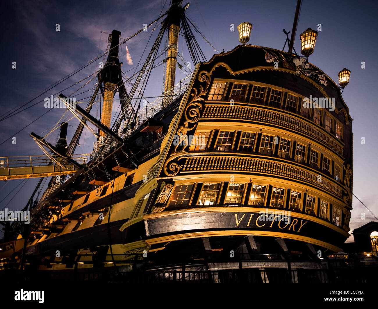 Courts de HMS Victory peu après le coucher du soleil Banque D'Images