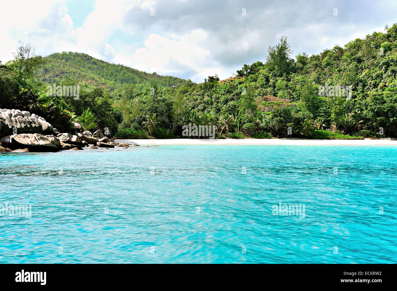 L'eau d'un bleu profond et de la plage de sable fin, Anse Georgette, Praslin, Seychelles Banque D'Images