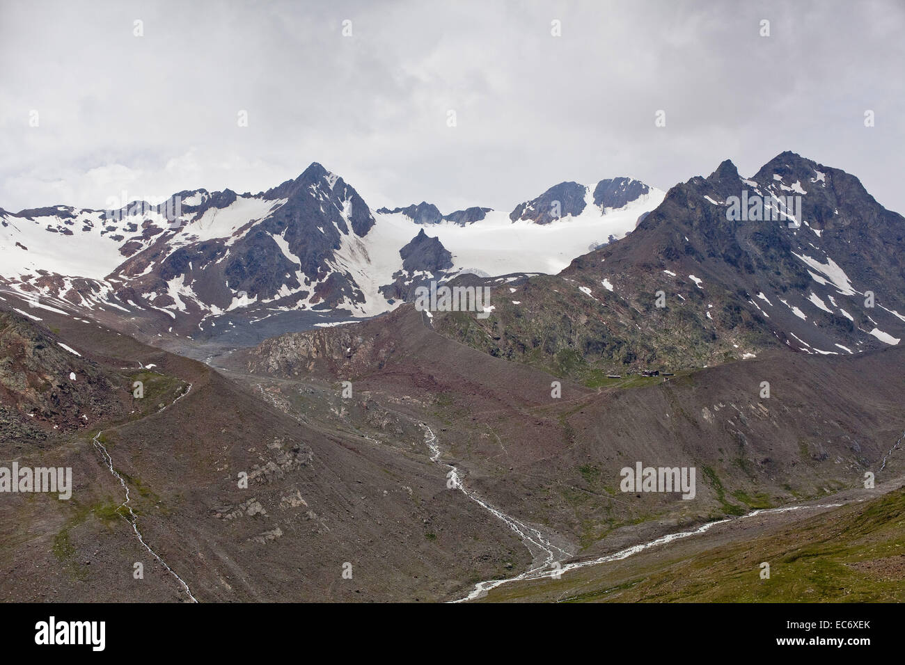 Vue sur la Cabane Vernagt et glacier des Alpes Rue glaciaire Oetztal, Autriche Banque D'Images