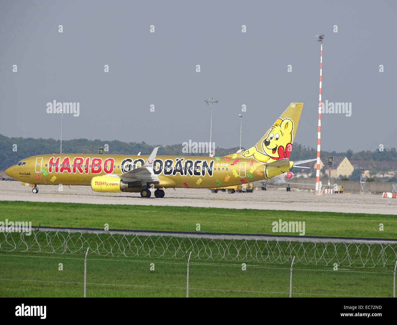 Aéroport de Stuttgart Allemagne avion Boeing 737 Banque D'Images