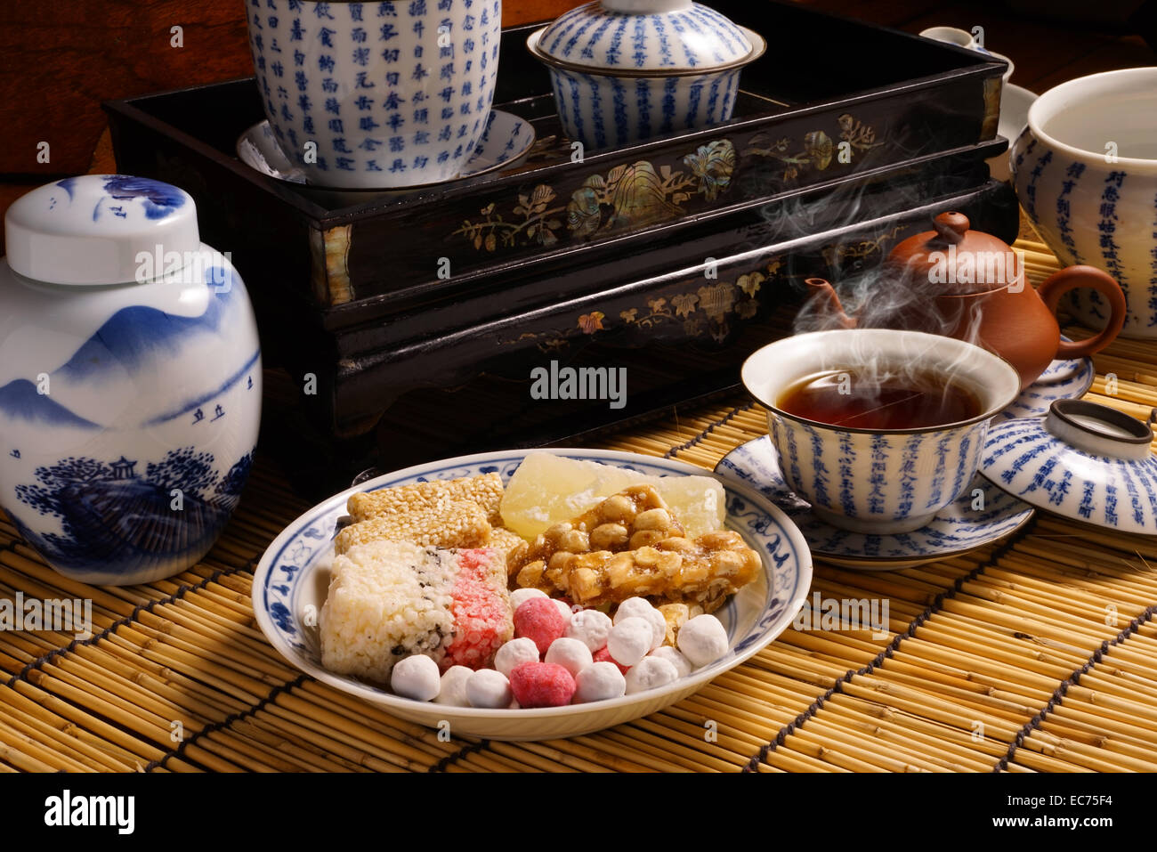 Snack traditionnel avec du thé chinois Banque D'Images