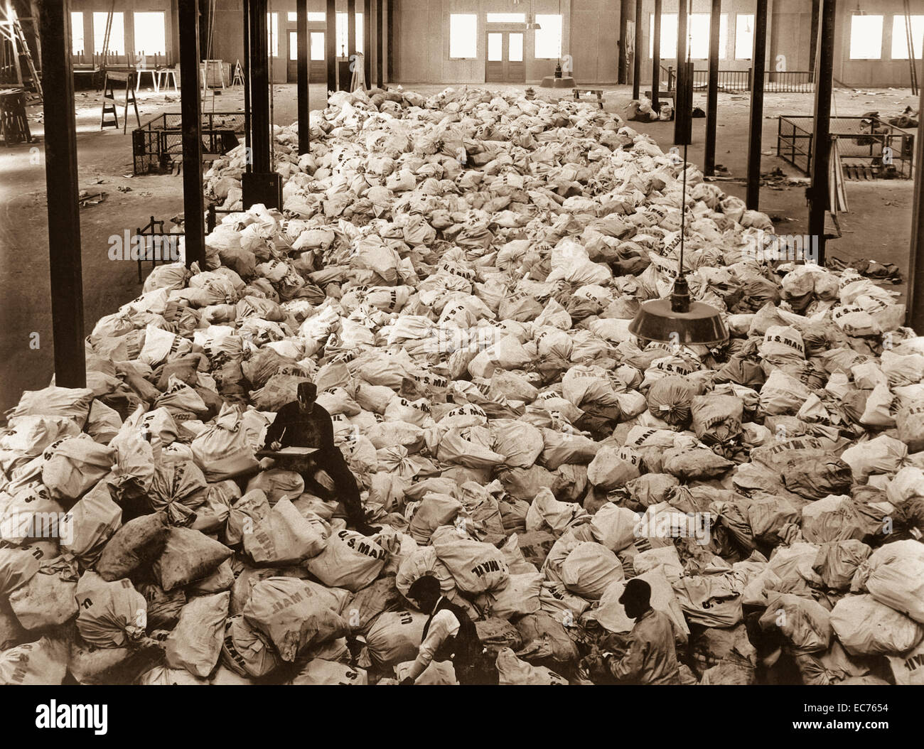 De petites portions de la courrier de Noël qui est en train d'être triés au Pier 86, Rivière du Nord, N.Y.C., pour l'American Expeditionary Forces. Le mail provient de toutes les régions du pays. Le 20 novembre 1918. Le lieutenant George Lyon. Banque D'Images