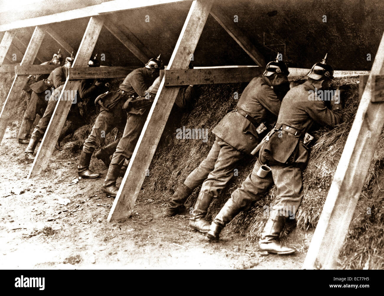 WWL allemand soldats dans leurs tranchées bien protégé sur la frontière belge montrant les hommes visant leurs fusils à leur ennemi. Banque D'Images