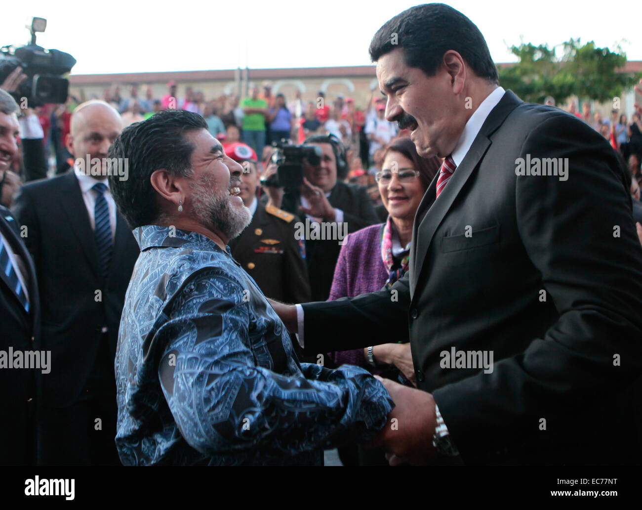 Caracas Venezuela 9th Mar 14 Image Fournie Par La Presidence Du Venezuela Montre Le President Venezuelien Nicolas Maduro R Message D Ancien Joueur De Football Argentin Diego Armando Maradona Au Cours D Une Ceremonie